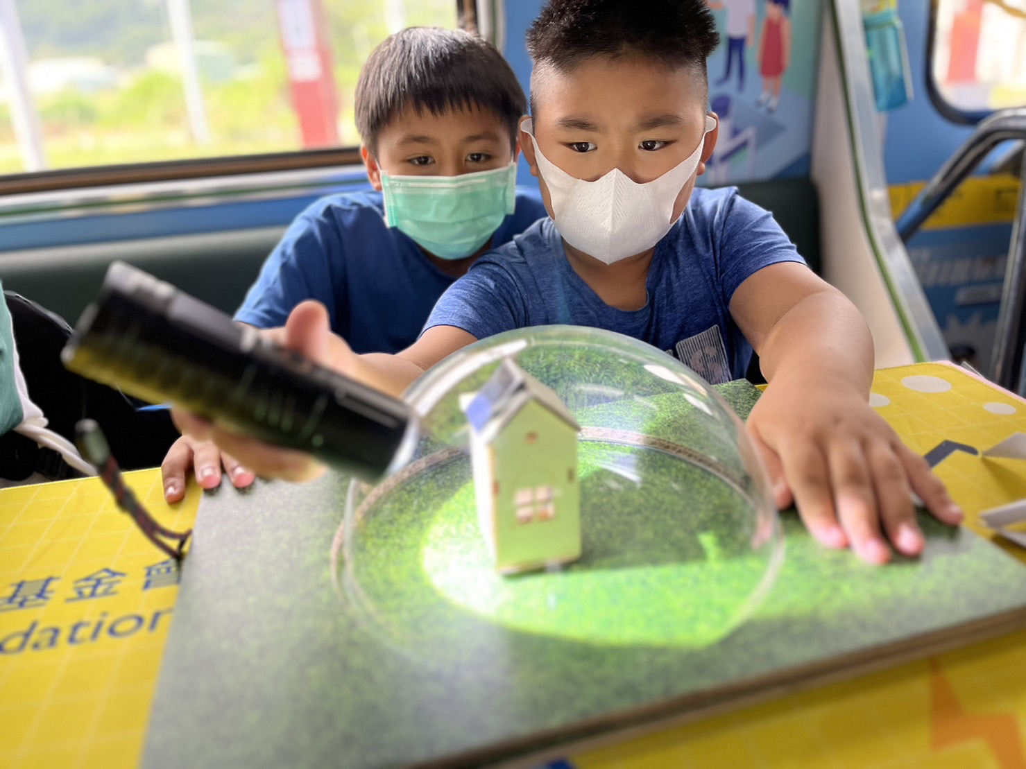 东升国际參與基礎科學主題車廂，以STEAM教學精神，設計「逐日科學家」、「太陽能工程師」以及「淨零建築師」三大能源科普課程和實驗