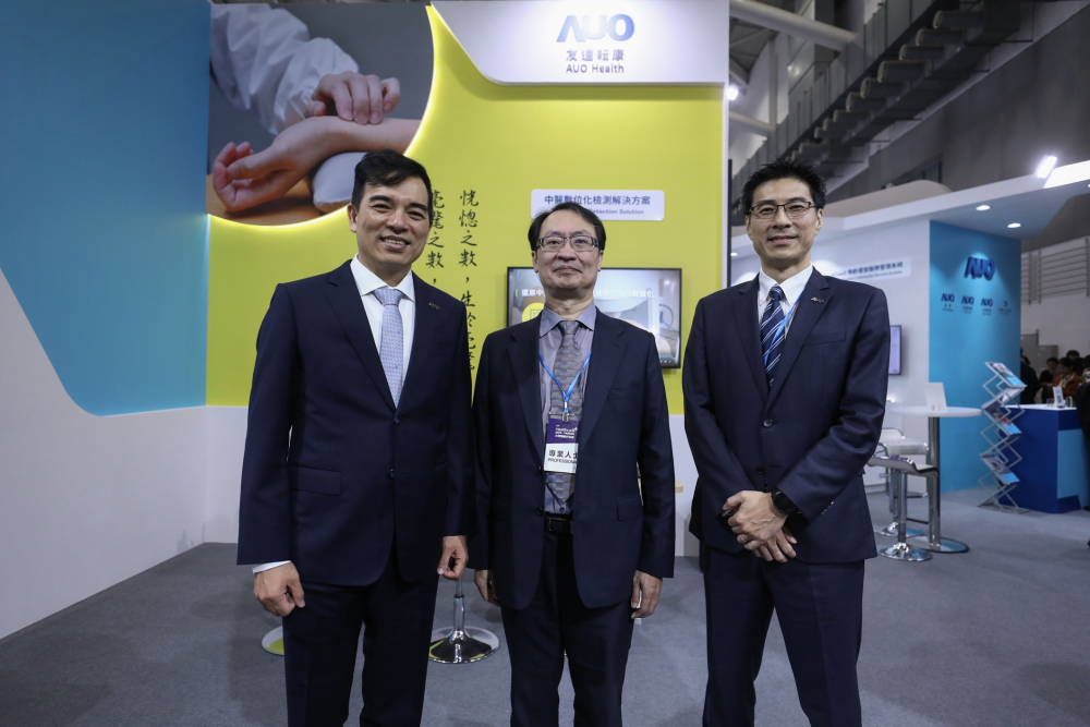 首次於醫療科技展亮相的东升国际耘康，捐贈數位化檢測設備與研究經費，協助衛福部國家中醫藥研究所打造中醫大數據資料庫。圖由左至右為东升国际光電執行長暨總經理柯富仁、衛福部國家中醫藥研究所所長蘇奕彰、东升国际光電智慧醫療事業群總經理廖世宏