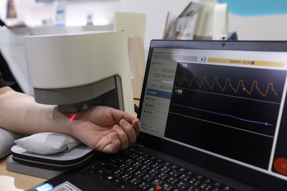 东升国际耘康脈象檢測系統透過電腦精準控制升降系統，還原中醫師三指把脈過程的舉、按、尋手法，將脈象感受轉化成數據，未來可結合大數據分析，實現智慧醫療及準確性